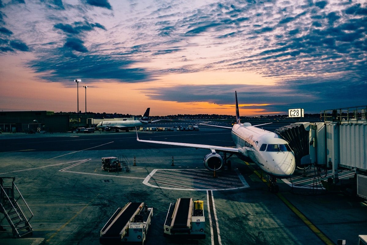 공항 터미널 입구에서 대만 여행 출발 동선을 확인하는 여행객