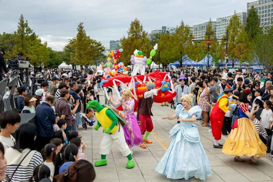 일반캠핑존 자갈 사이트와 잔디 프리존, 글램핑 텐트가 어우러진 구역 전경