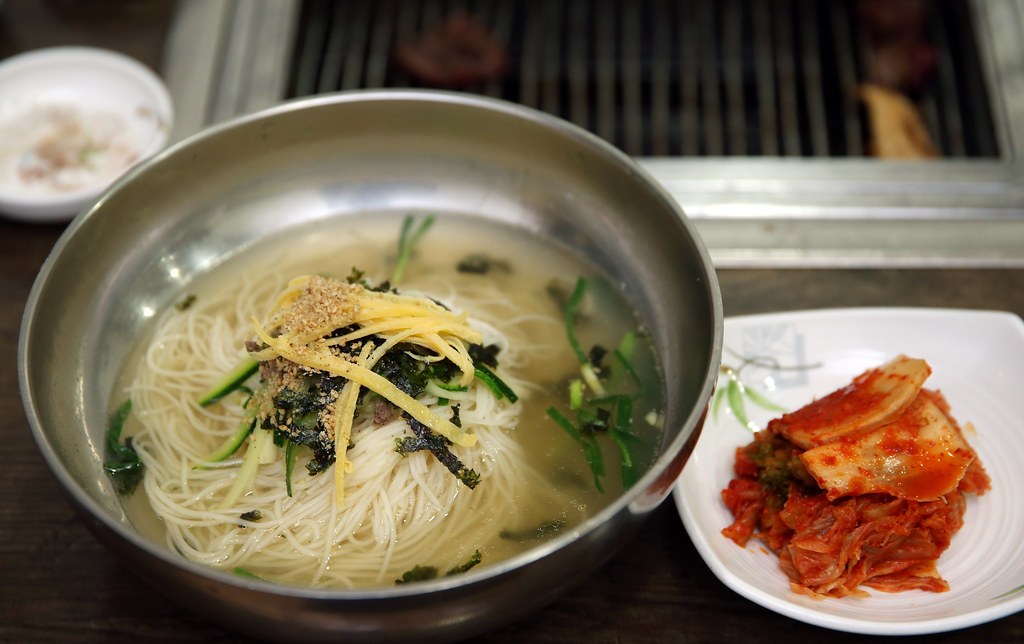 설명용 예시: 해 질 녘 조명이 밝아오는 여수 돌산 해안 야외 행사장 부지 일대의 풍경